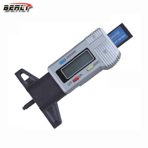 Electronic gauge for measuring the tread thickness