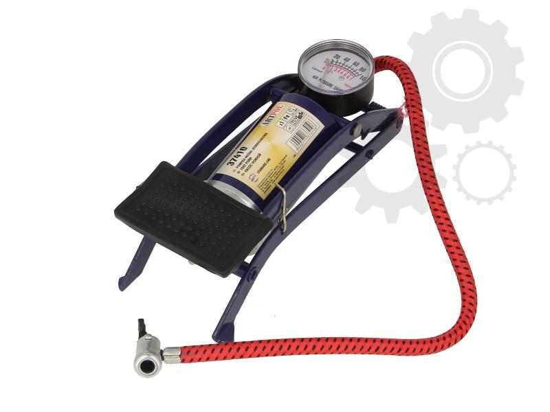 Foot pump with a manometer